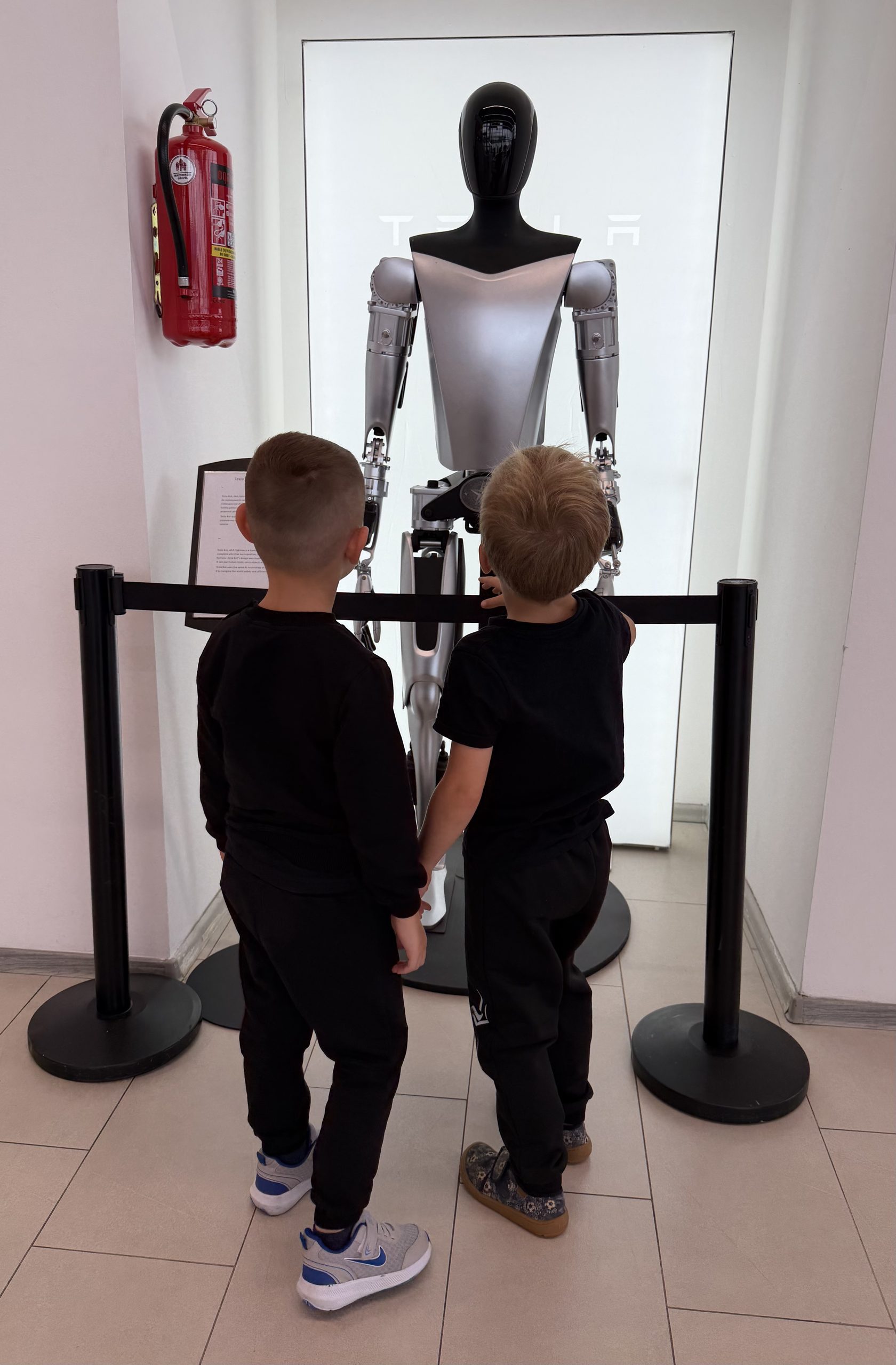 Dzieci oglądające robota Optimus w salonie Tesla Center Warsaw