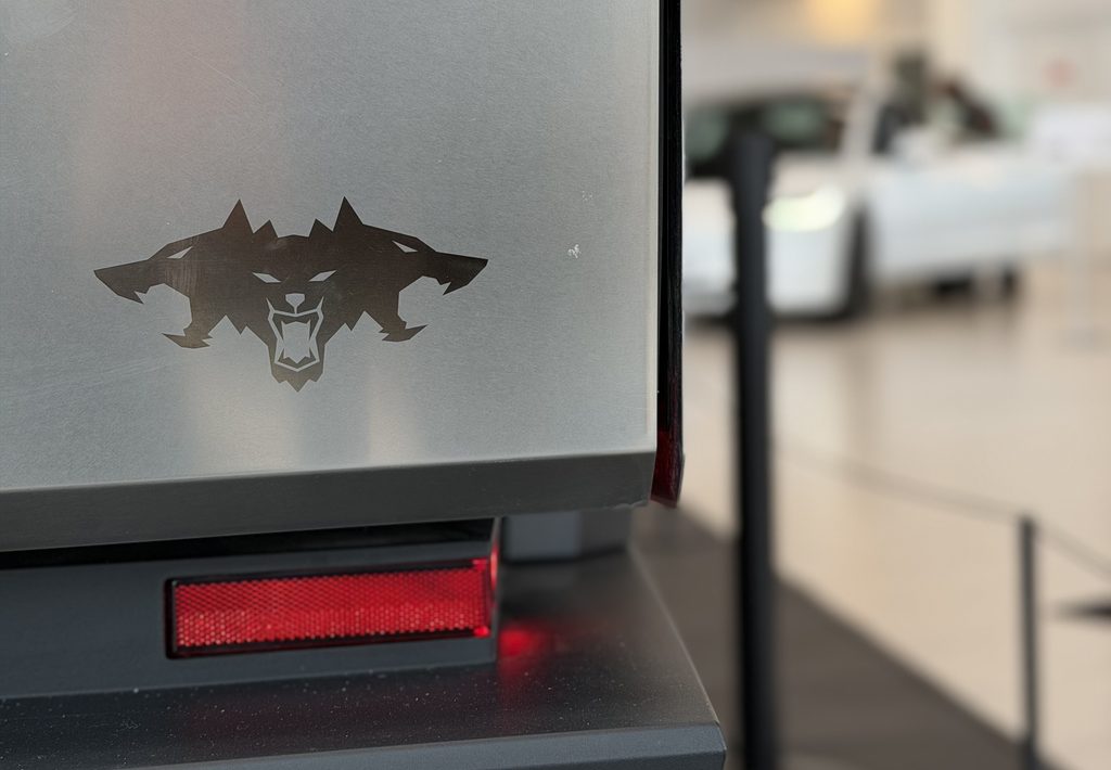 Logo Cyberbeast na nadwoziu Cybertrucka prezentowanego w Tesla Center Warsaw